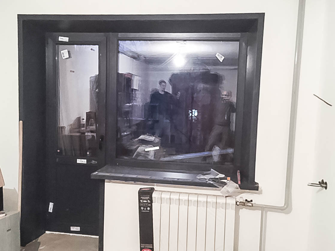 Балконный блок из профиля VEKA с ламинацией под черное дерево