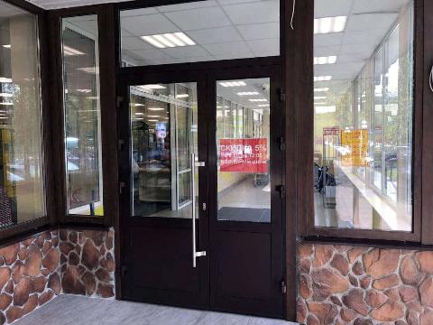 Установили коричневую ПВХ дверь в доме
