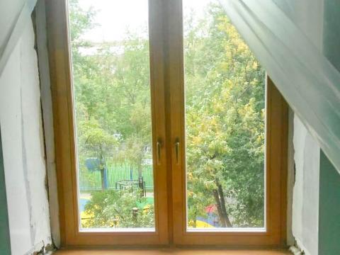 Деревянное окно и подоконник