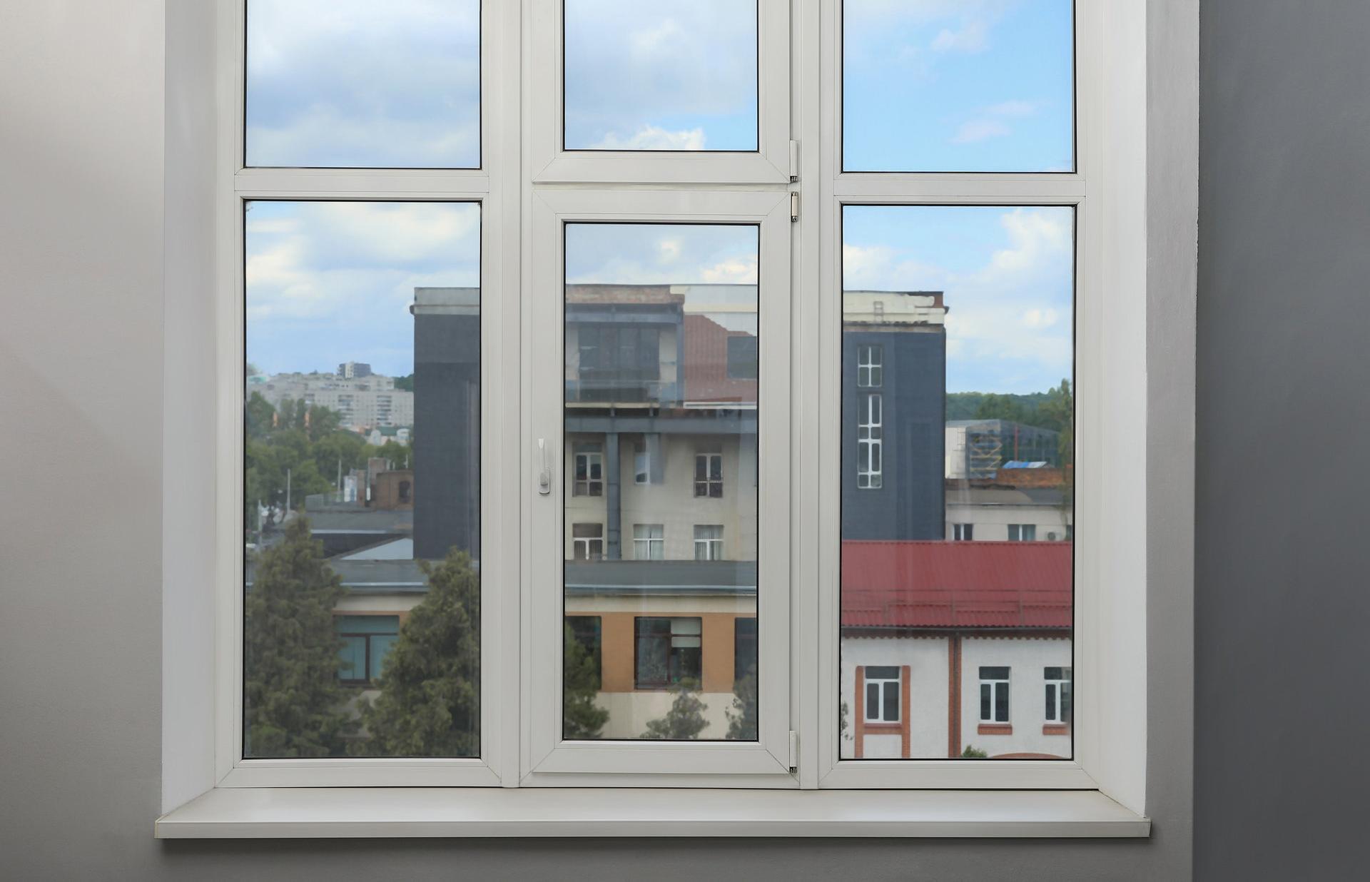 Пластиковые окна с форточкой: когда это лучше микропроветривания