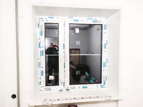 Двухстворчатое окно VEKA с отделкой