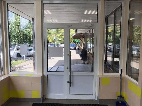Установили входную дверь в коммерческом помещении